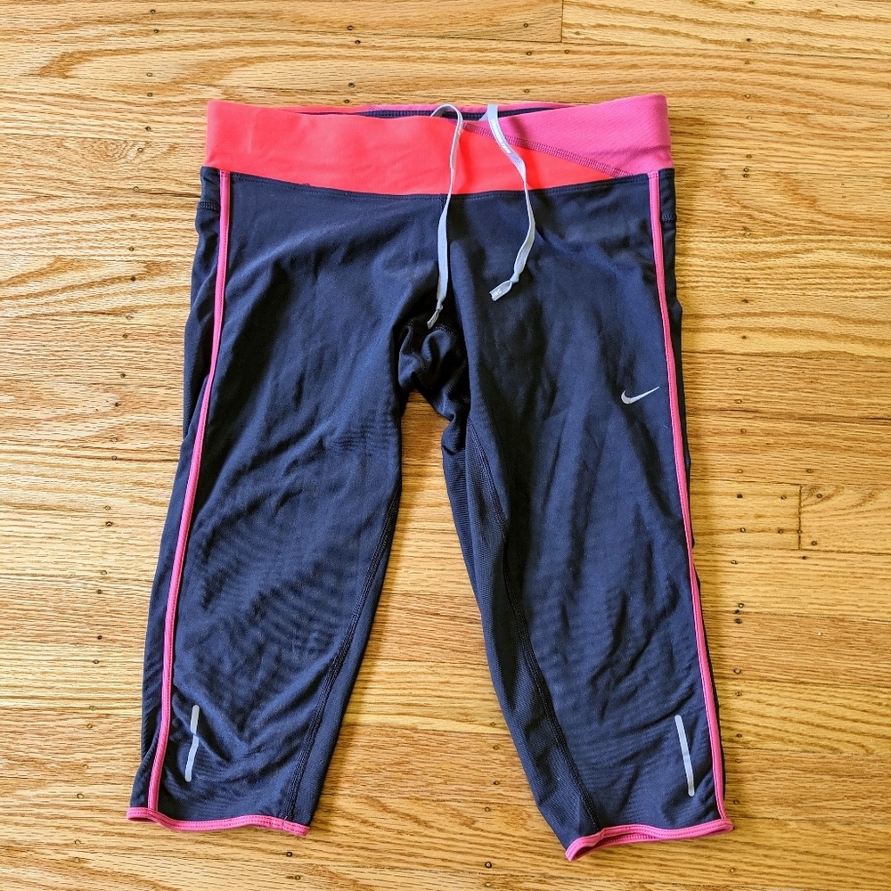 Barely worn Nike cropped pants